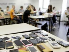 Stop a cellulari in classe, la circolare di Valditara