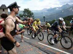 Tour de France, spettatore lancia patatine in faccia a Pogacar – Video