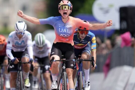 Giro d’Italia Women, a Volta Mantovana Chiara Consonni supera in volata Lotte Kopecky ed Elisa Balsamo Giro d'Italia Women