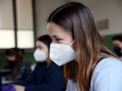 Covid, ripristinare l’uso della mascherina durante le visite: “Buona precauzione”