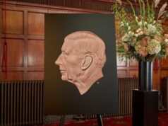 Debutta la sterlina con Carlo III, le api accanto al re