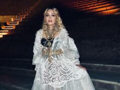 Madonna visita gli scavi di Pompei e finanzia il progetto per ragazzi ‘Sogno di volare’