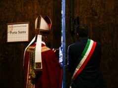 Perdonanza, chiusa Porta Santa, il sindaco: “L’Aquila capitale del perdono e della pace”