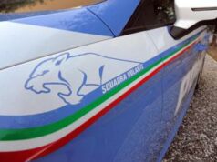 Picchia i figli e li chiude nella cuccia del cane, via da casa il padre violento