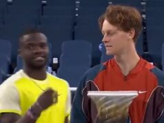 Sinner, Tiafoe e il dito medio: come rovinare la foto a Cincinnati – Video