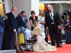 Venezia 81, l’incontro tra Angelina Jolie e un fan disabile sul red carpet: “È una persona di cuore”