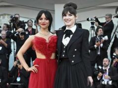Venezia 81, questo dolce momento tra Winona Ryder e Jenna Ortega è una lezione tra generazioni – Video