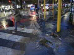 Bomba d’acqua nella notte su Roma, tempesta di fulmini e strade allagate – Video