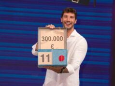 De Martino debutta ad ‘Affari Tuoi’ e vince la sfida anche sui social