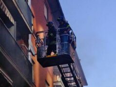 Milano, pesa 220 chili e non riesce a uscire per andare in ospedale: evacuato dal balcone