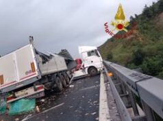 Roma, tir perde controllo sulla A1: chiusa autostrada