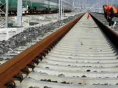 Napoli, attraversa binari: investito e ucciso da treno