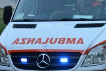 Auto si ribalta e finisce contro B&B a Roma, 5 feriti