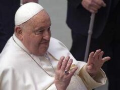 Papa Francesco ricoverato: “Ho ancora bisogno di cure per la mia bronchite”