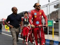 Hamilton, nostalgia Mercedes? In monopattino nel suo vecchio box – Video