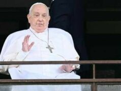Papa Francesco si affaccia dal Gemelli: “Grazie a tutti”