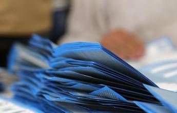 Sondaggio politico, Fratelli d’Italia scende e Pd sale