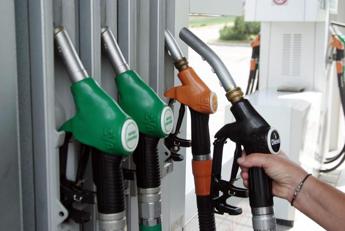 Caro carburanti, prezzo di benzina e diesel continua a salire: superati i 2 euro