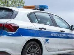 Roma, due bambini lasciati soli in auto in centro: denunciata la madre