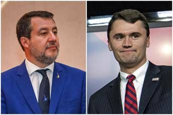 Ancona, Salvini sul palco ricorda la morte di Charlie Kirk: “Chiedo un minuto di silenzio”