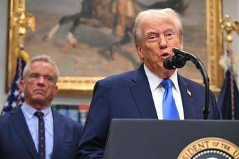 Paracetamolo in gravidanza, Trump lancia allerta per le future mamme: “Rischio autismo”