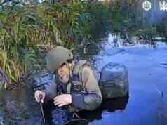 Ucraina-Russia, la foto del soldato col bastone: “Putin manda anziani in guerra”