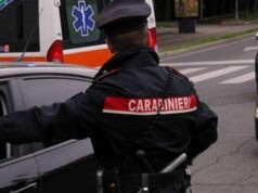 Bimbo di 8 anni trovato morto in casa, corpo della madre in mare: l’allarme del padre