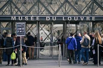 Colpo al Louvre, fermati due sospetti per il furto dei gioielli della corona