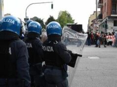 Corteo Pro Pal a Torino, manifestanti tentano di entrare a Porta Susa lanciando sassi e bottiglie