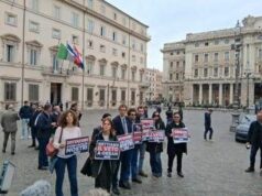 Flash mob +Europa contro Orban a Palazzo Chigi: “Dittatore con i soldi nostri”