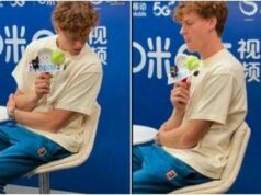 Gli cade il telefono, ma non lo raccoglie: Sinner ‘sbadato’ a Pechino