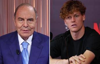 Il ‘forza Sinner’ di Vespa a Le Iene. E Jannik firma la bandiera “a Bruno con affetto”