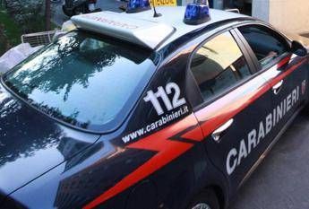 Napoli, coltellate e morsi al compagno: in carcere una 47enne
