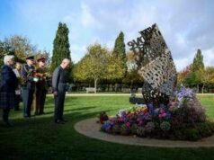 Re Carlo inaugura il monumento dedicato ai militari Lgbt+