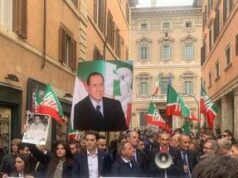 Riforma della giustizia, Forza Italia festeggia in piazza con maxi foto di Berlusconi: “Vittoria storica”