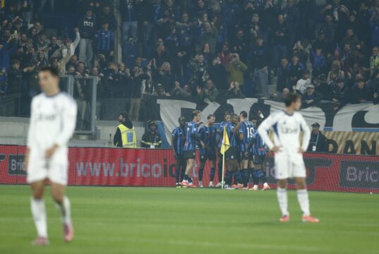Bella Dea con i cerotti. Match-Analyst del Como tifosi rumorosi in sala stampa Atalanta