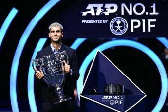 Atp Finals, gioca Sinner ma… viene premiato Alcaraz. A Carlos la coppa del numero uno