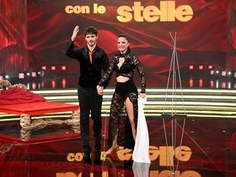 Ballando, standing ovation per Delogu: il gesto di Nikita dopo l’esibizione