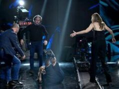 Belve, Iva Zanicchi inciampa e cade mentre lascia lo studio