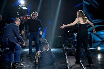 Belve, Iva Zanicchi inciampa e cade mentre lascia lo studio