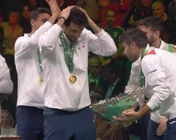 Bolelli alza la Coppa Davis, ma… la rompe (poi l’aggiusta)