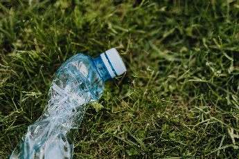 Comprano un terreno e costruiscono una casa… fatta di plastica