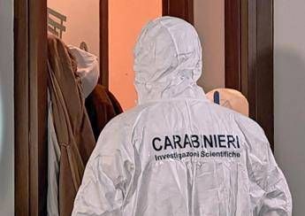 Firenze, marito e moglie trovati morti in casa con ferite da coltello