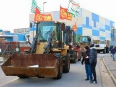 Genova, lavoratori ex Ilva bloccano strada con i mezzi da cantiere: “Mille posti a rischio”