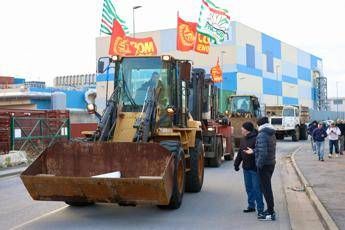 Genova, lavoratori ex Ilva bloccano strada con i mezzi da cantiere: “Mille posti a rischio”