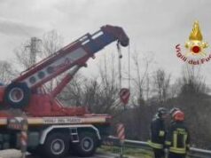 Incidente a Pordenone, bus di studenti finisce in un fosso: 3 feriti