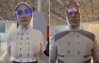 Iran svela i suoi robot, sono due persone mascherate…