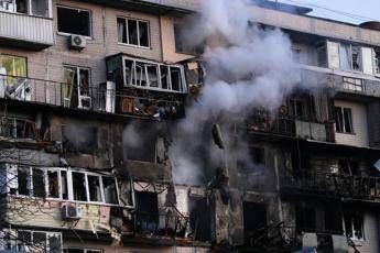 Kiev sotto attacco nella notte, centinaia di droni e missili sulla capitale: “Raffica senza precedenti”