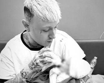 Lazza, il figlio Noah compie un anno: “Il nanetto che mi ha cambiato la vita”