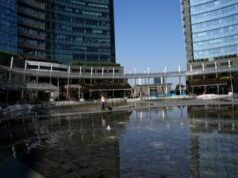 Milano, donna accoltellata in piazza Gae Aulenti